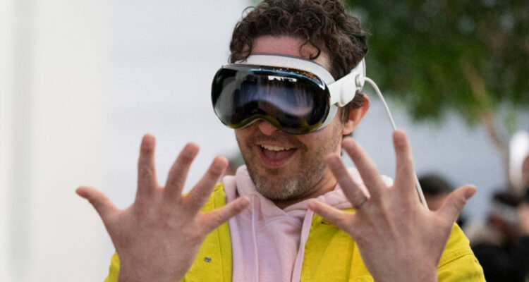 Usuarios de Apple están devolviendo los Vision Pro tras causarles ‘cinetosis’: ¿De qué se trata?