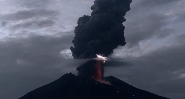 Captura del video en vivo que transmite desde el volcán Sakurajima en Japón.