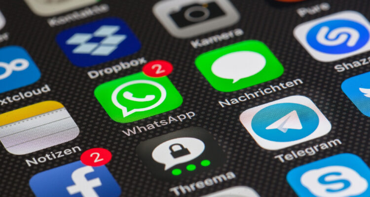 celular que muestra diversas aplicaciones como WhatsApp o Telegram