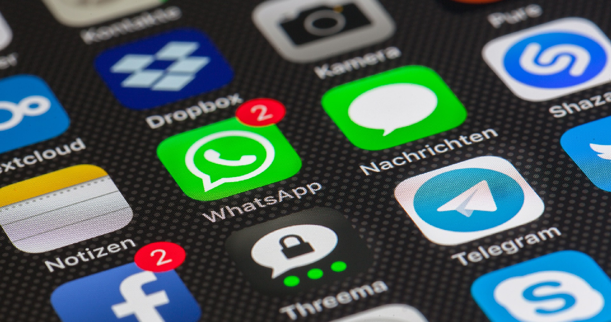 celular que muestra diversas aplicaciones como WhatsApp o Telegram