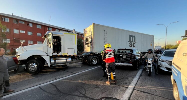 Grave accidente en Ruta 5: camión colisiona con cinco vehículos en San Miguel