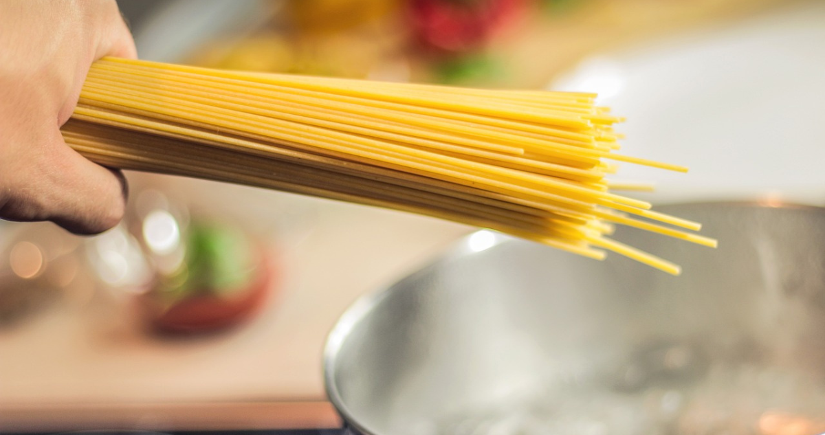 ¿Se pone aceite al agua de los tallarines para que no se peguen o es un crimen culinario?
