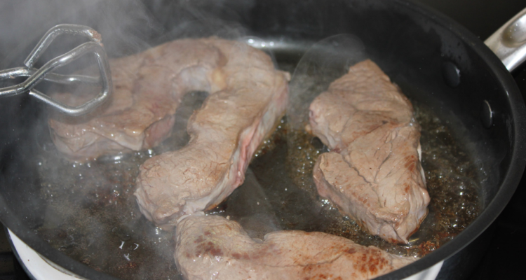 Un estudio reveló riesgos asociados a reutilizar repetidas veces el aceite de cocina, y los potenciales daños neuronales que puede causar.