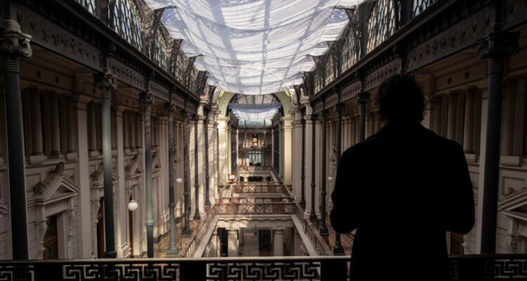 Adopciones irregulares: critican polémica entrevista a ministro Jaime Balmaceda y exigen su renuncia