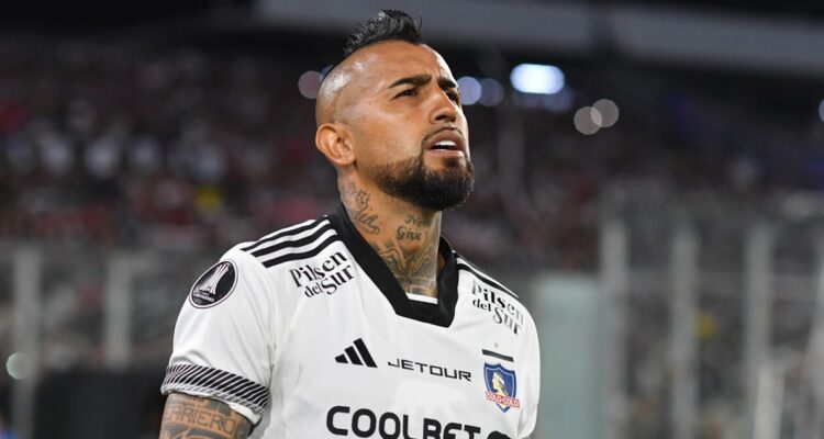 Arturo Vidal mantiene las alarmas encendidas en Colo Colo.