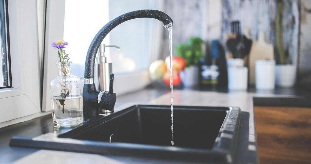 Científicos descubren una sencilla pero eficaz forma de reducir microplásticos del agua de la llave