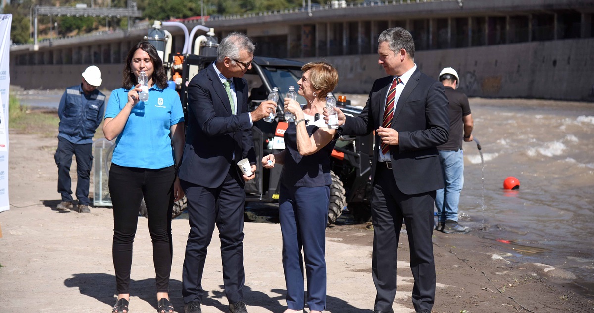 ACADES y la Municipalidad de Providencia revelaron el “Galmobile”, un sistema de purificación de agua que logró filtrar agua del Mapocho.