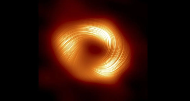 Una reciente imagen captada por el EHT muestra campos magnéticos poderosos y bien estructurados en torno al agujero negro Sagitario A.