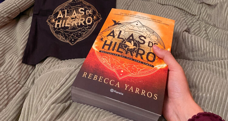Llega a librerías chilenas “Alas de hierro”, uno de los libros más esperados de este año
