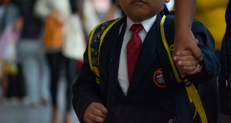 Alcaldes de la Amuch tachan de “bochornosa y tardía” respuesta de Mineduc por crisis de las matrículas