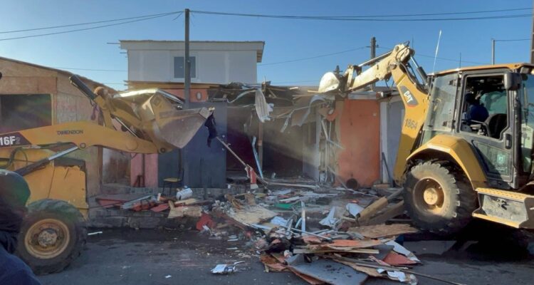 Allanan y demuelen botillerías y prostíbulos clandestinos de la toma “de los haitianos” en Maipú