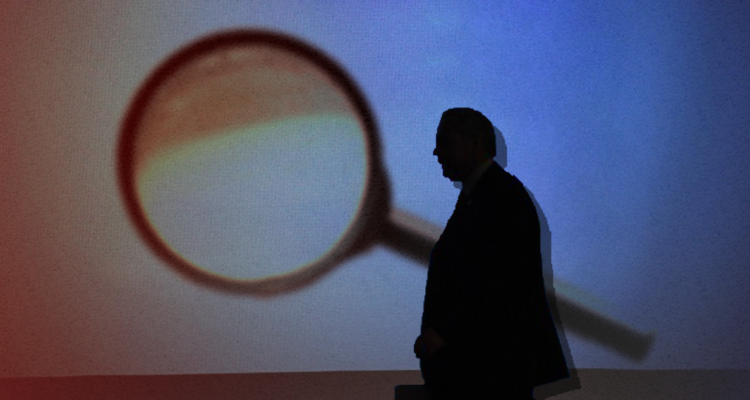 Silueta de hombre junto a una lupa gigante de fondo.