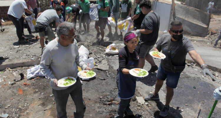 Anuncian inminente cierre de olla común que atiende a más de 700 damnificados en Quilpué