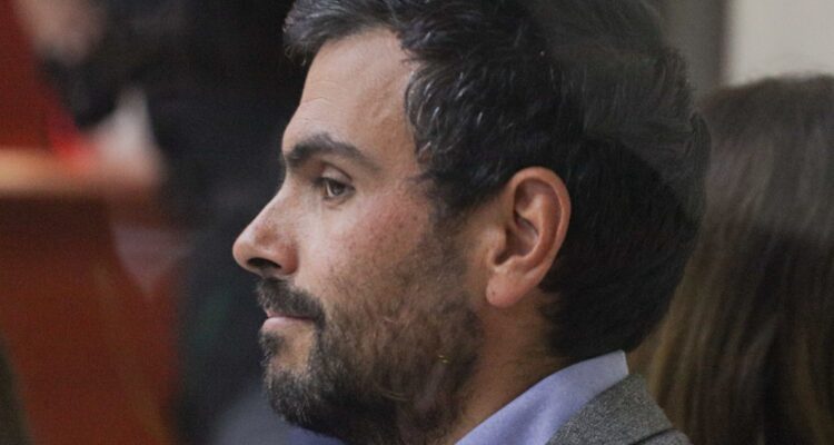 Arresto domiciliario total de Simón Acuña