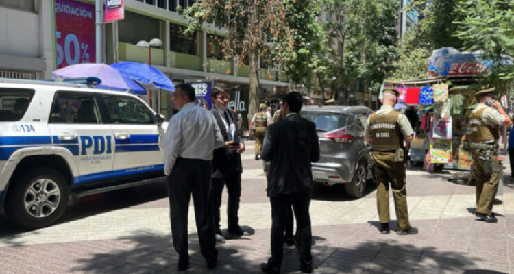 Hombre sufre robo de $22 millones en Santiago: le falló el auto y asaltante le ofreció ayuda