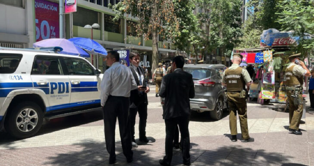 Hombre sufre robo de $22 millones en Santiago: le falló el auto y asaltante le ofreció ayuda