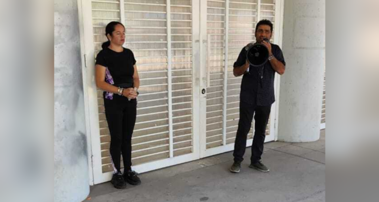 Crisis educacional en Atacama: apoderada se encadena a reja de liceo y profesores continúan en huelga