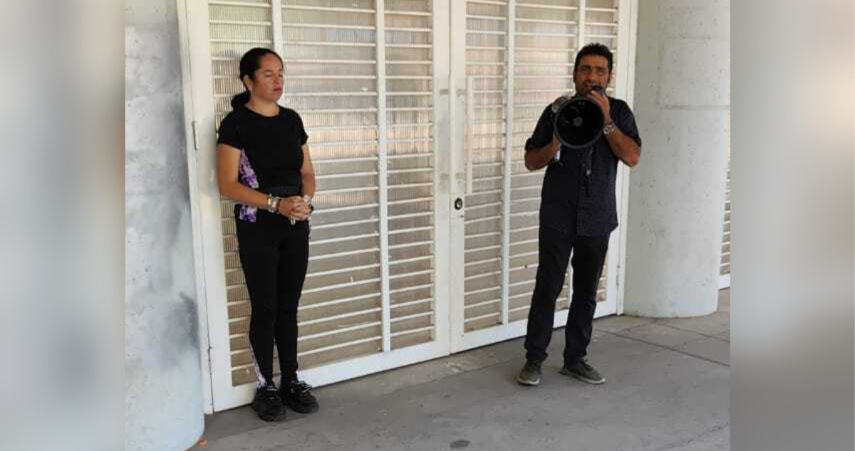 Crisis educacional en Atacama: apoderada se encadena a reja de liceo y profesores continúan en huelga