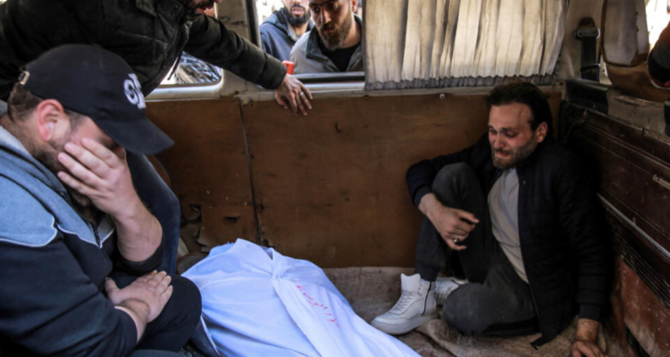 Familiares lloran por el cuerpo de un palestino muerto en el ataque en Gaza el 29 de febrero