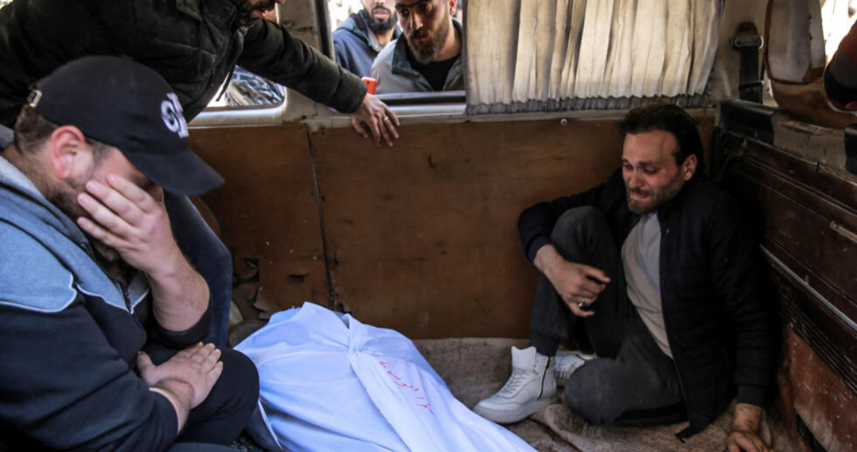 Familiares lloran por el cuerpo de un palestino muerto en el ataque en Gaza el 29 de febrero