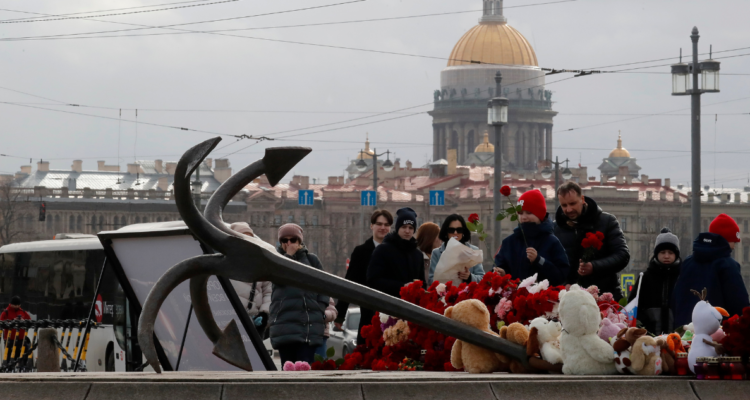 Imágenes de personas dejando flores por víctimas de ataque terrorista en Moscú