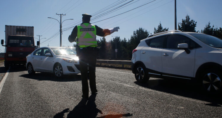 Sujeto intenta atropellar a carabinero tras control vehicular en Lota: uniformado usó arma de servicio