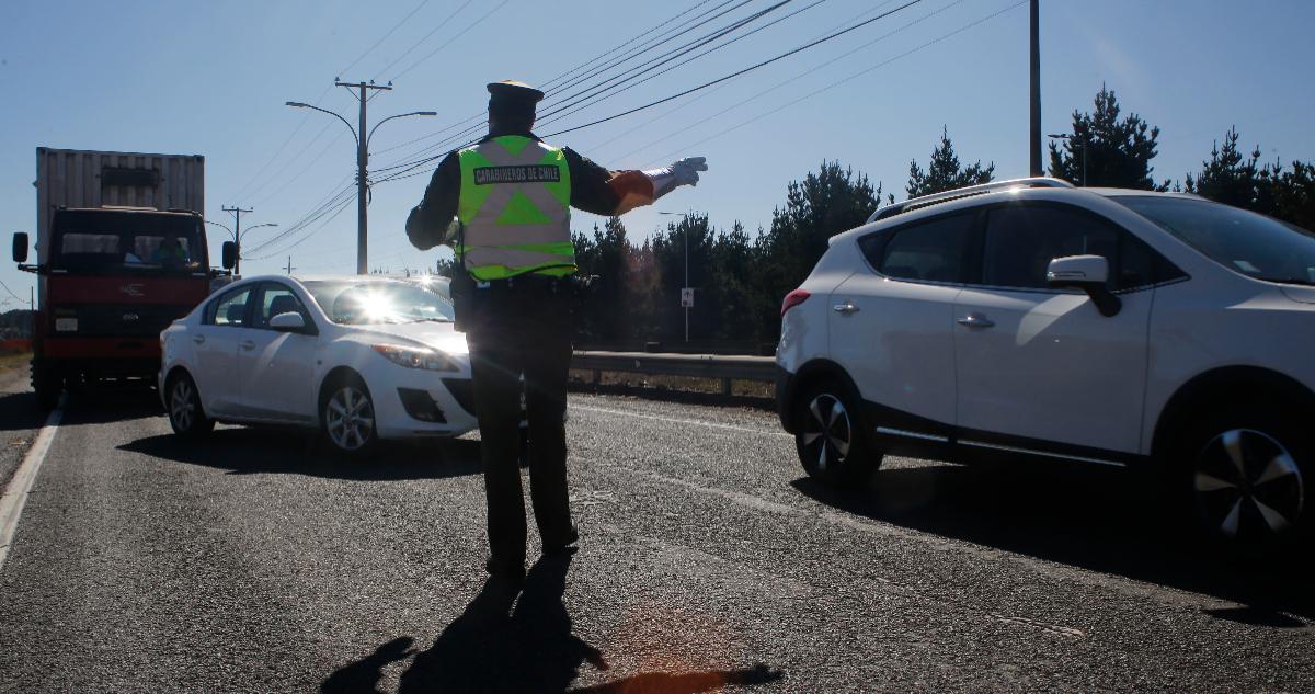 Sujeto intenta atropellar a carabinero tras control vehicular en Lota: uniformado usó arma de servicio