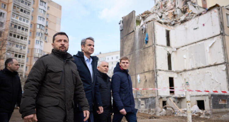 Zelenski presenció el ataque: bombardeos rusos impactan Odesa en plena visita del presidente ucraniano