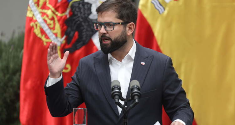 Presidente Boric evita hablar de dictadura en Venezuela, pero la tilda de un régimen autoritario