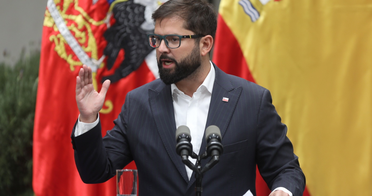 Presidente Boric evita hablar de dictadura en Venezuela, pero la tilda de un régimen autoritario