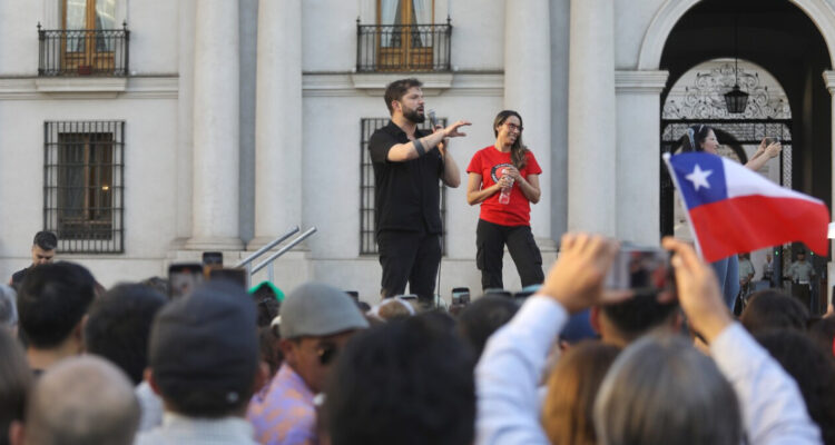 Boric durante acto de apoyo en La Moneda: Vamos a seguir firmes pese a los que quieran vernos tropezar