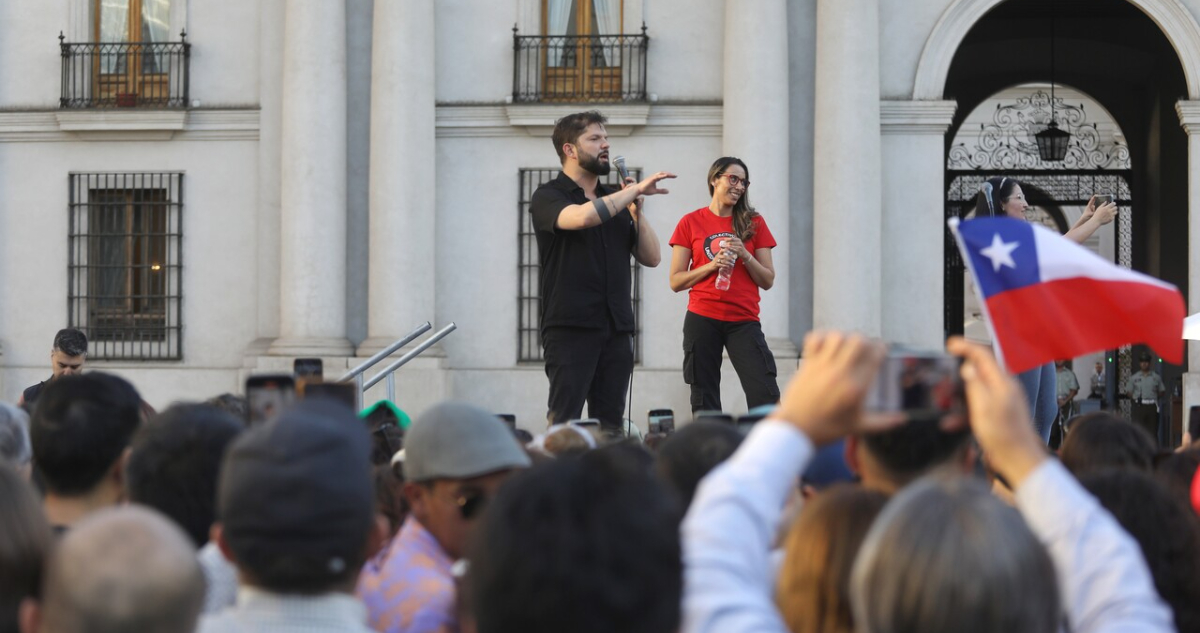 Boric durante acto de apoyo en La Moneda: Vamos a seguir firmes pese a los que quieran vernos tropezar