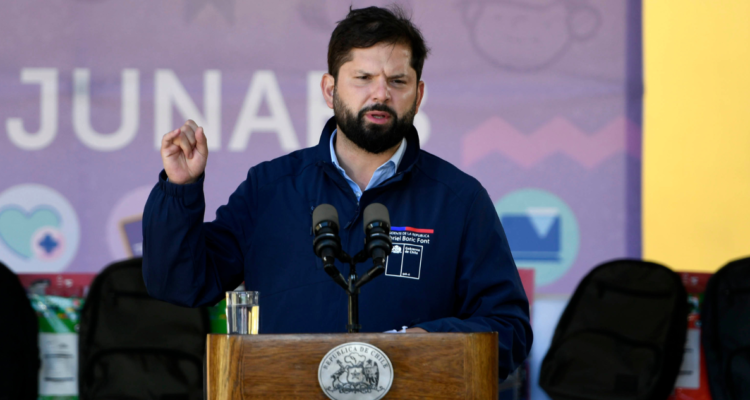 Presidente Boric hablando de familias afectadas por incendios