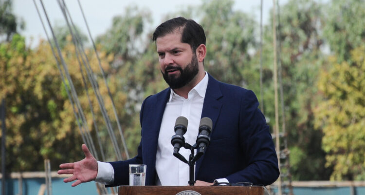 Presidente Boric envía “recado” al Senado y cuestiona nuevamente cobertura de la prensa