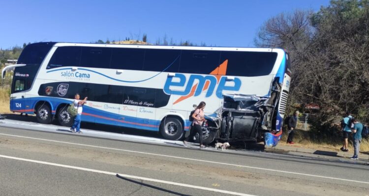 Camión colisiona con buses en autopista del Itata
