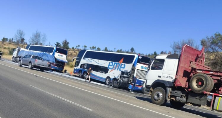 Colisión de camión con dos buses en autopista del Itata