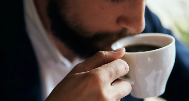 Consumir más de 4 tazas al día de café se asocia con un riesgo del 32% menor de sufrir cáncer colorrectal, según los más recientes estudios.