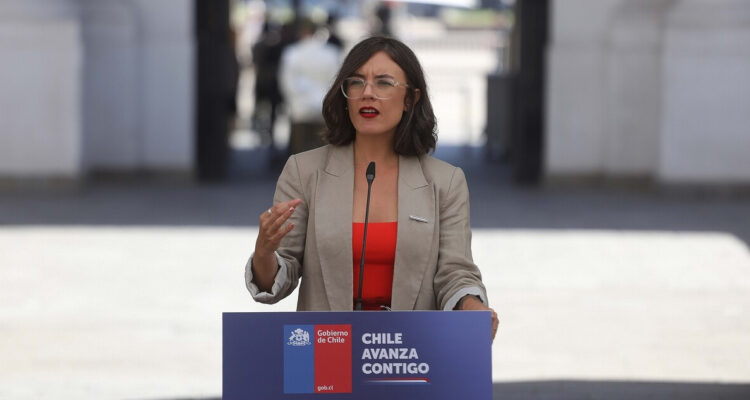 La ministra Secretaria General de Gobierno, Camila Vallejo, realiza la vocería en el patio de Los Naranjos del Palacio de La Moneda, tras finalizar el Comité Político.