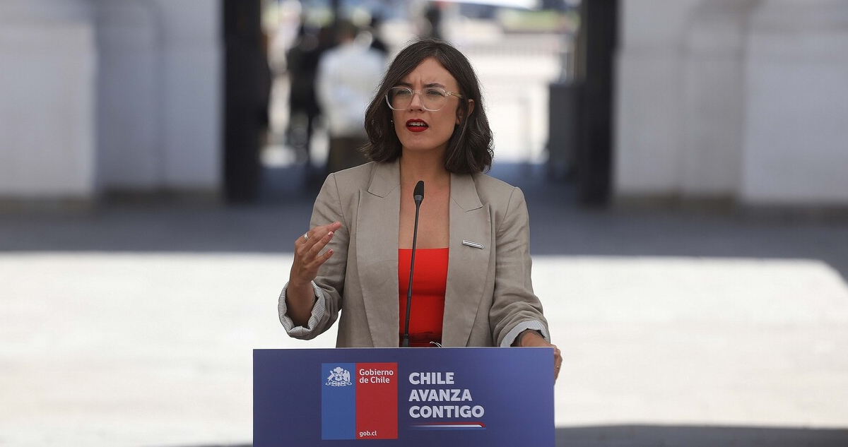 La ministra Secretaria General de Gobierno, Camila Vallejo, realiza la vocería en el patio de Los Naranjos del Palacio de La Moneda, tras finalizar el Comité Político.