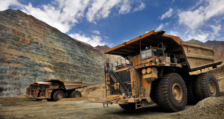 Fotografía archivo de un camión minero en una mina de angloamerican