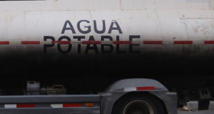 Más de 4 mil personas reciben agua potable por medio de camiones aljibe en la región de Los Ríos