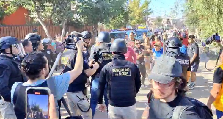 Habitantes de la Toma Dignidad intentan atacar al alcalde Carter luego que él decretara su desalojo