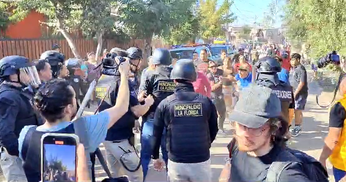 Habitantes de la Toma Dignidad intentan atacar al alcalde Carter luego que él decretara su desalojo
