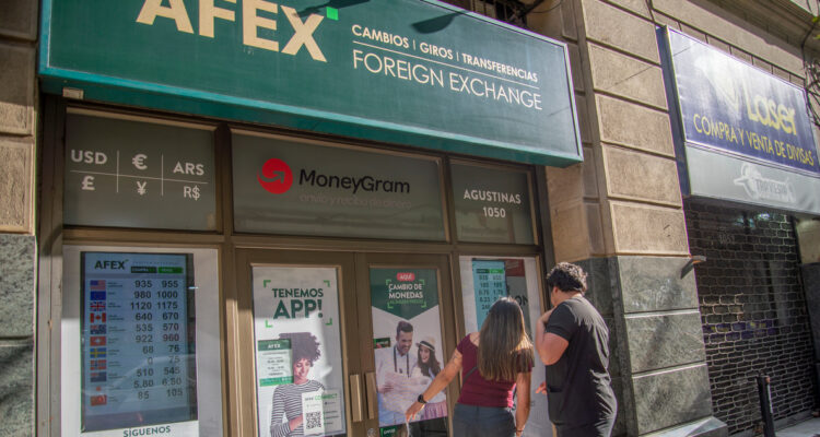 Dólar toma fuerza y escala casi $20 durante sus movimientos de apertura