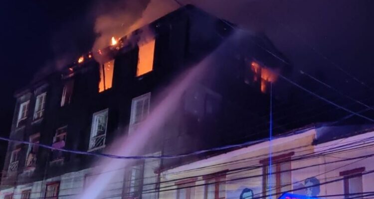 Bomberos confirma muerte de dos menores al interior de una casona incendiada en Valparaíso