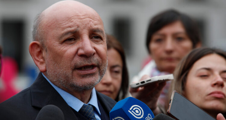 Senador Castro (PS) pide cambio de gabinete ante “desgaste” de algunos ministros