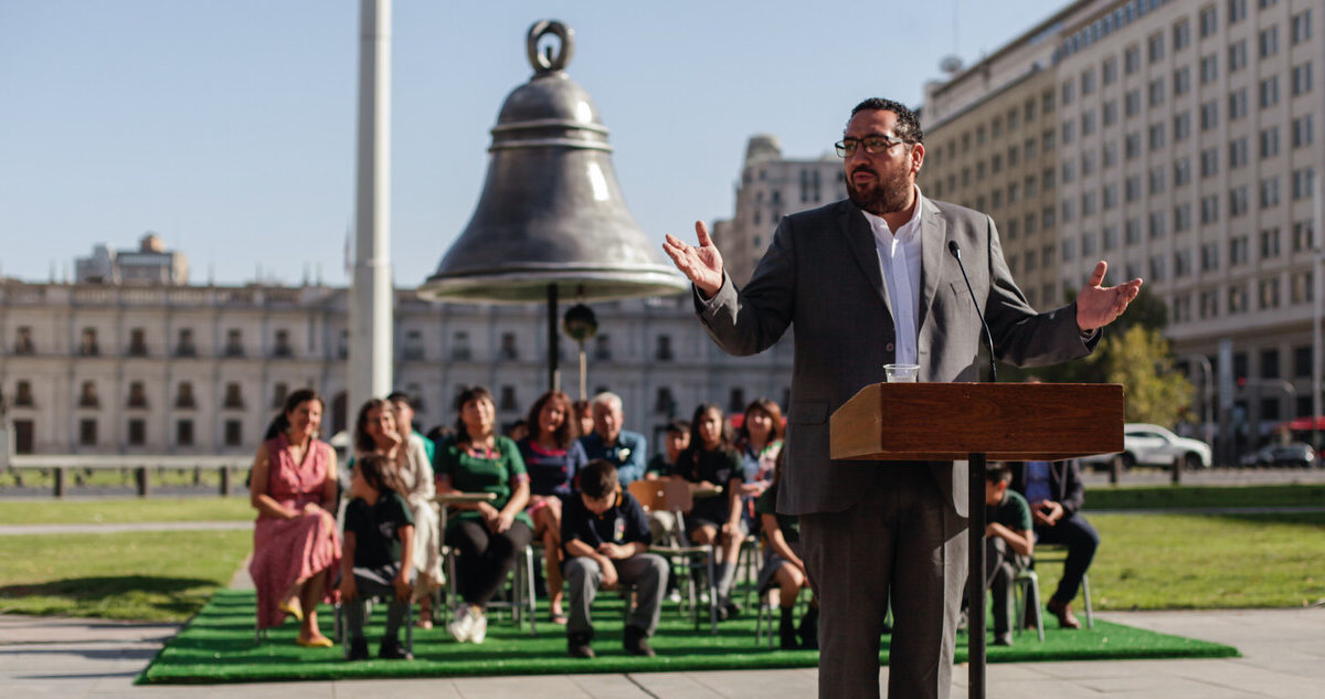Ministro Cataldo en actividad de vuelta a clases este domingo, frente a La Moneda.