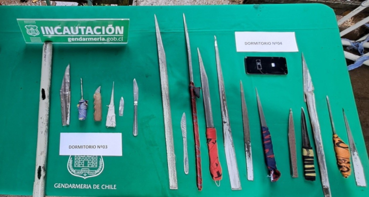 Incautan 60 armas blancas artesanales, celulares y drogas en cárceles de La Araucanía