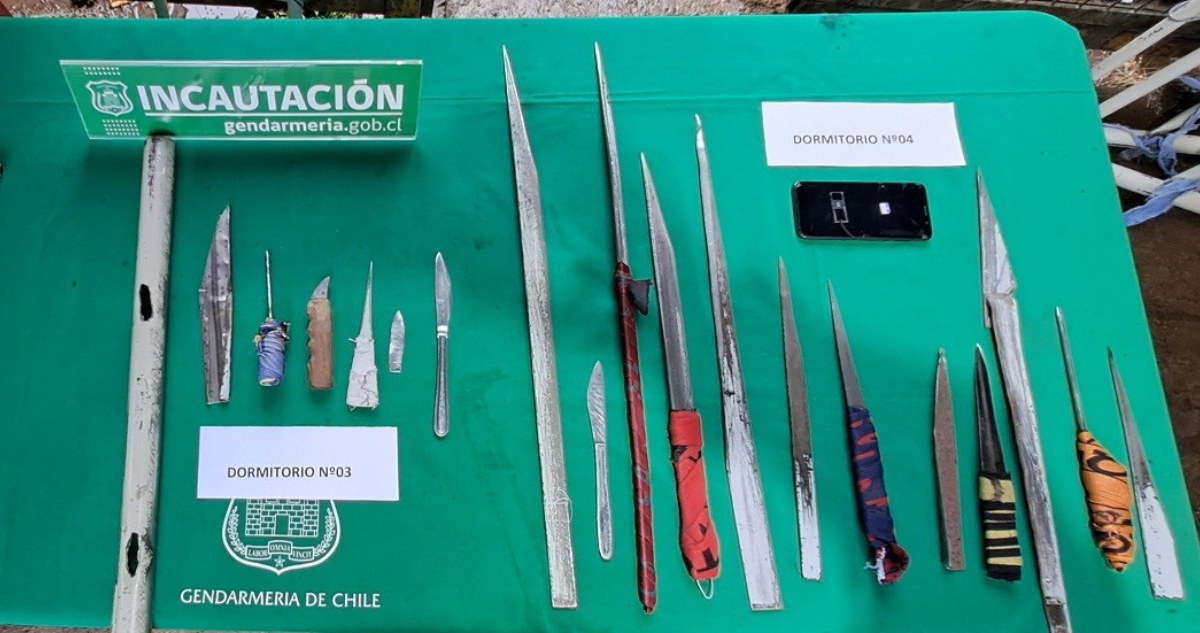 Incautan 60 armas blancas artesanales, celulares y drogas en cárceles de La Araucanía
