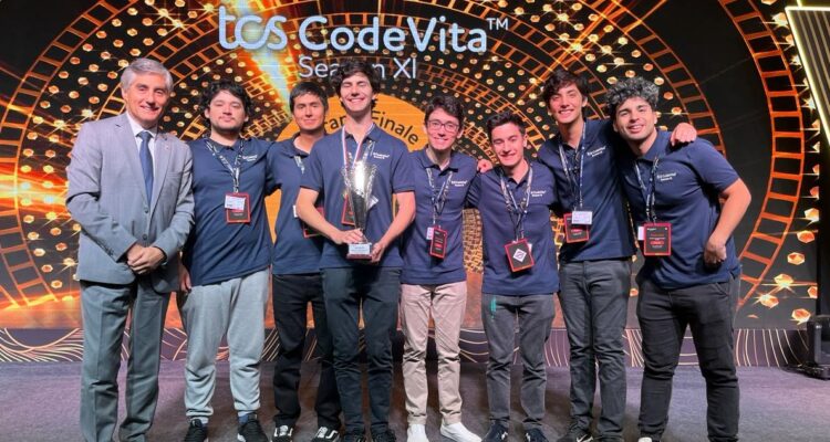 El chileno Martín Andrighetti, estudiante de la UC, ganó el TCS CodeVita 2024 en India y se coronó como el mejor programador del mundo.